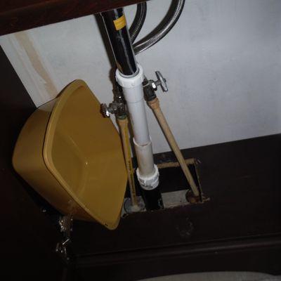 Waste pipe under sink installed with no trap!