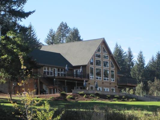 The Inn at Diamond Woods sits overlooking the Willamette Valley and tenth tee at Diamond Woods Golf Course