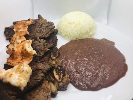 Carne asada, costillas, camarones, arroz, y frijoles