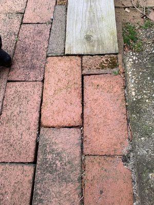 These bricks look like they were just thrown together. Nothing is straight!