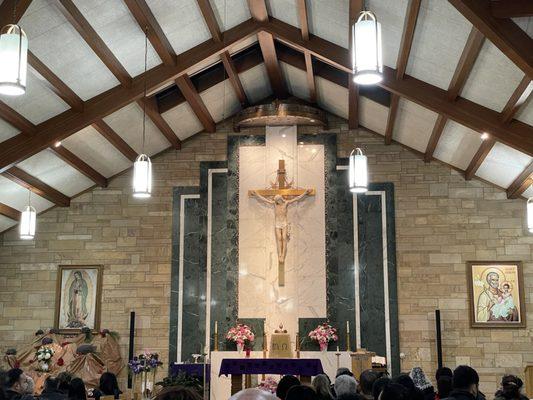 Vista del altar y la virgen de Guadalupe