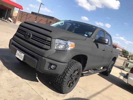 2017 Tundra Exterior Kevlar lined Toyo 33" on Factory 20@ wheels 3/2 leveling kit