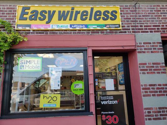 Fix and repairs phone,tablets. All prepaid services. Phone accessories.