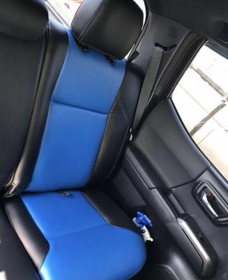 Toyota Tacoma TRD 2018 Two tone custom made seat covers in colors Blue & Black!! #fivestarupholstery  #custommadeseatcovers #toyotatacomatrd