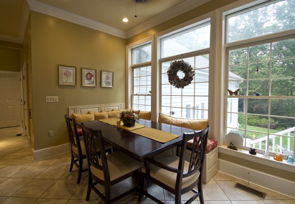 Eat in dining area of kitchen.