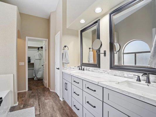 Bathroom Vanity in White Shaker