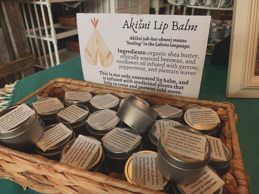 Akišni Lip Balm display