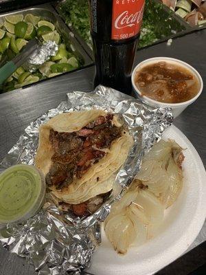 unos frijolitos charros, y unas campechanas ( trompo y bistek ) con salsita roja.