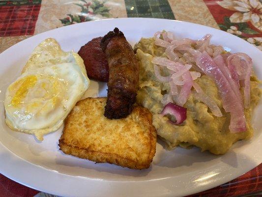 Mangu,salami, queso, longaniza y huevo.