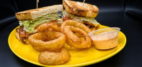 Club sandwich with onion rings