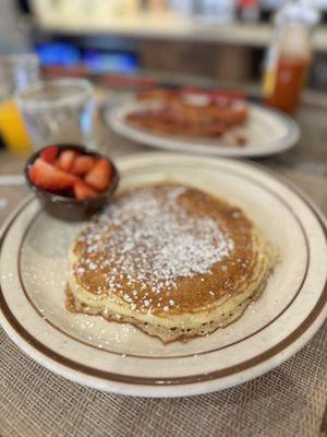 Calves' Menu - Pancakes with bacon and strawberries