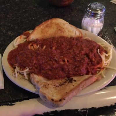 spaghetti and meat sauce with garlic bread