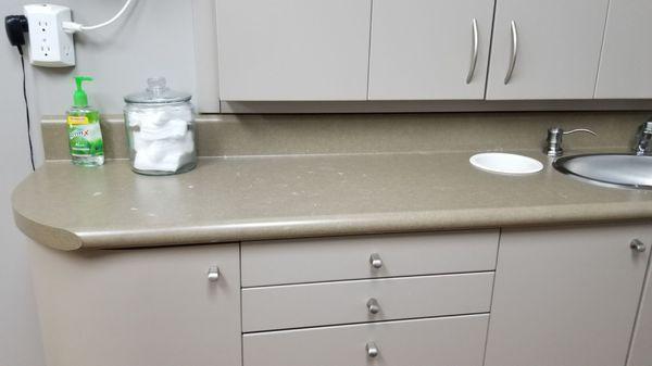 Filthy countertops.  Photo dosen't do justice.