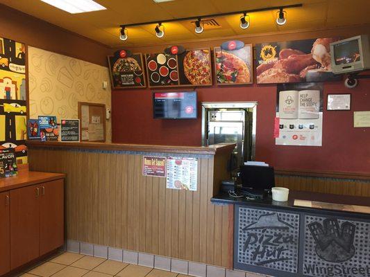 Walk-in lobby to order and pick up your Pizza Hut orders.