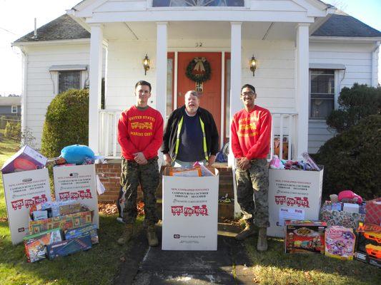 U.S. Marines & JAYCEE Alumni Dwight pose at the TOYS for TOTS & TEENS in 2023!