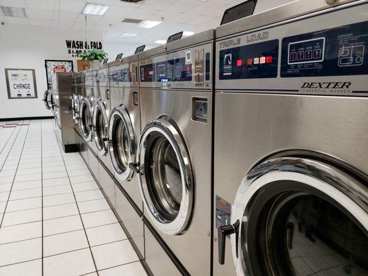 Plenty of clean washers and dryers. SMELLS LIKE FABRIC SOFTNER IN HERE!!