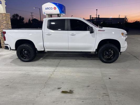 Chevy Silverado , RST z71 4 inch ready lift 20s wheels 35 tire