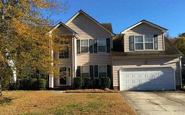 Soaring 2 story entry foyer, fenced backyard, cul-de-sac.  Established neighborhood, Churchland Schools...