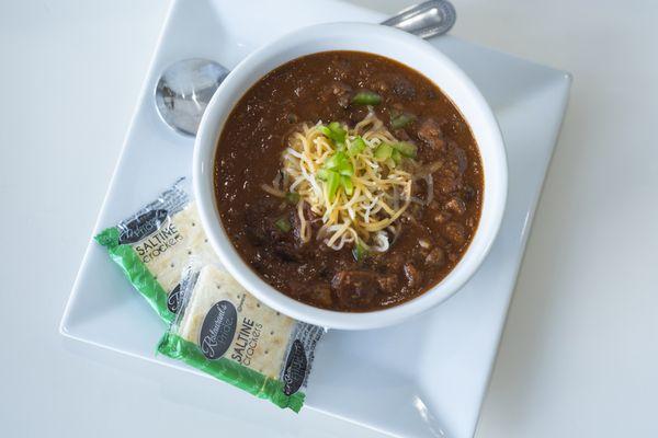 Dine-in chili with crackers