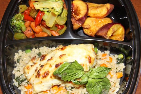 Stuffed flounder with vegetables on a bed of fiesta brown rice, served with mixed vegetables and roasted cinnamon fruit.