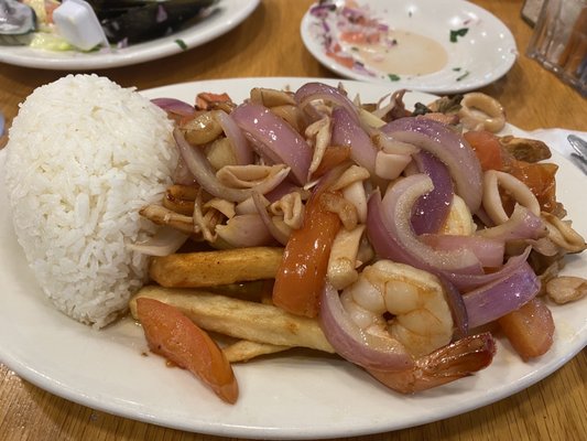 Mariscos Saltado