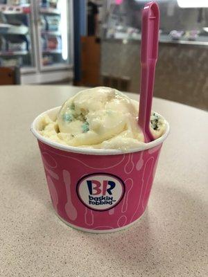 Vanila frozen yogurt with chocolate chip mint ice cream