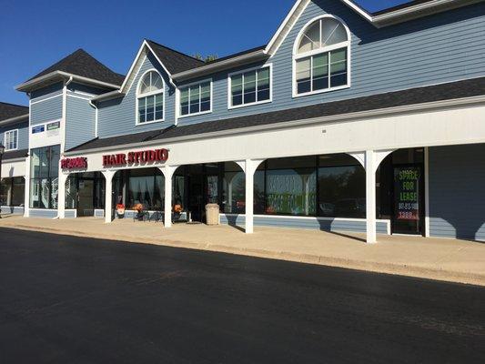 Front space available. Great for take out tacos, barbeque sandwiches, hotdogs, gyro and such. Small in dining area too.