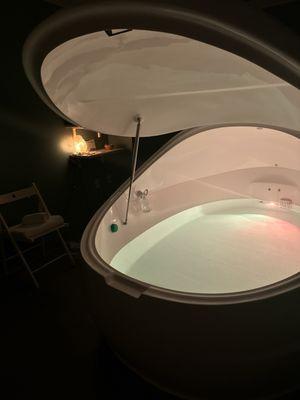 Comfortable float rooms and pods