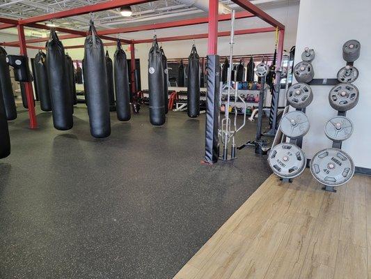 free weights available, dumbells, smith machine, kettle bells, bench press, squat rack