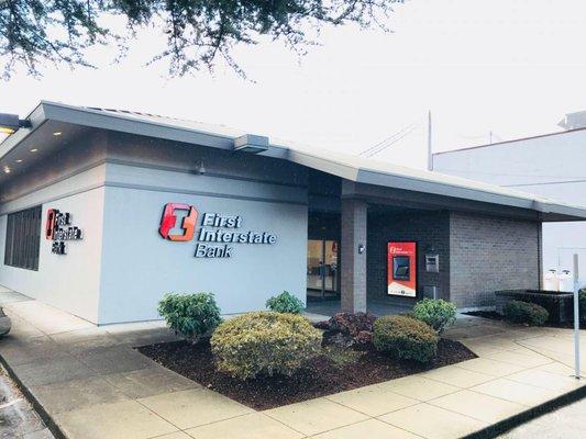 Exterior image of First Interstate Bank in Raymond, Washington.