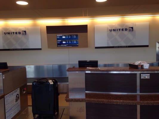 Been waiting at this empty United Airlines counter for forty minutes; Don't fly United out of Peoria Illinois!