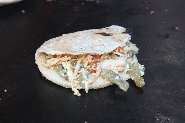 Gordita de Nopalitos con Huevo + Pollo desmenuzado en salsa verde