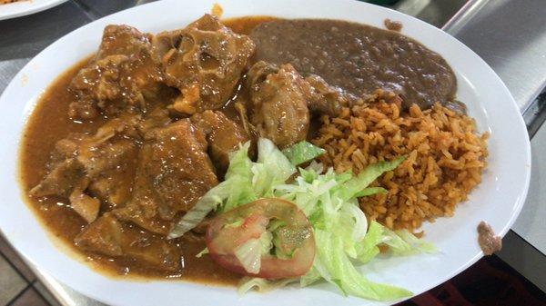 Cabrito en salsa Viernes--Domingo $16.99