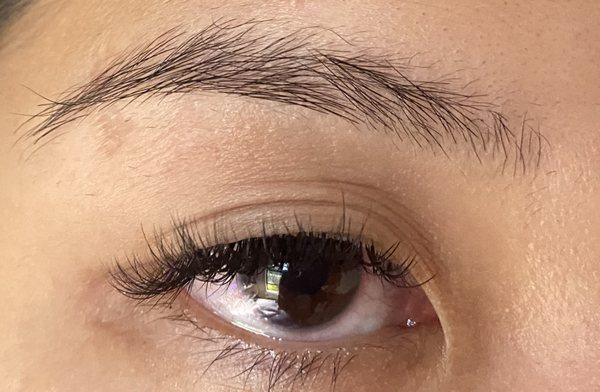 classic hybrid lash extension for this beauty.