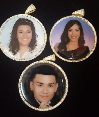 Customizable photo pendant with the memory of your choice.