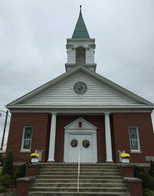 The front of Leitchfield UMC sanctuary.