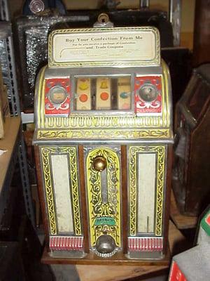 Caille Victory Pull Antique Slot Machine