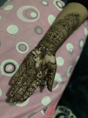 Gorgeous bridal henna design