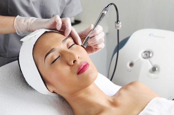 Microdermabrasion is a noninvasive, skin resurfacing procedure that gently exfoliates and polishes away the top layer of dead skin cells.