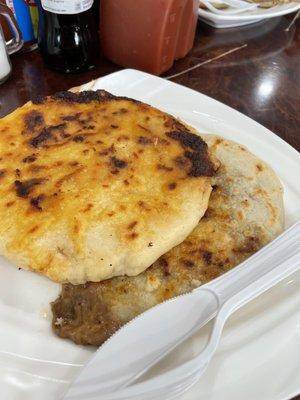 (1) Pupusa de Frijol y (1) Pupusa de Queso