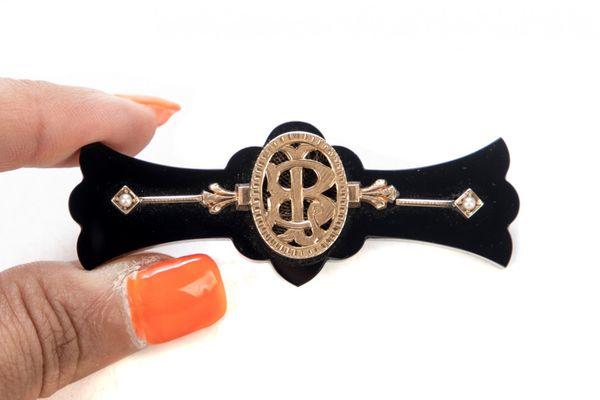 12K ROSE GOLD DIGNIFIED ANTIQUE BLACK ONYX BAR STYLE MONOGRAMMED MOURNERS BROOCH