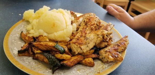 Chicken dinner special with veggies and mashed potatoes. Soup was included too!