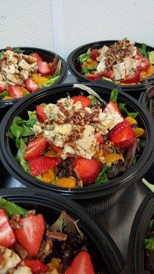 Strawberry Madarin Pecan Salad with Chicken