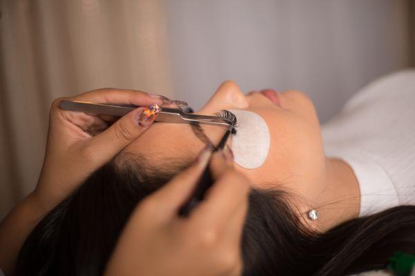 How eyelash extensions are applied.