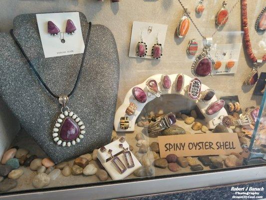 Glitter & Gold unique artistic jewelry display of Spiny Oyster Shell... #oceancitycool