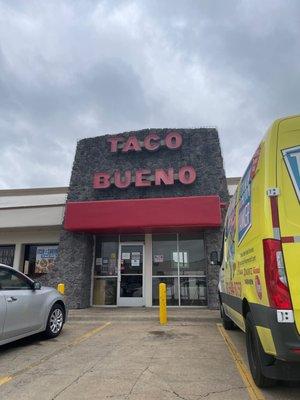 Taco bueno entrance