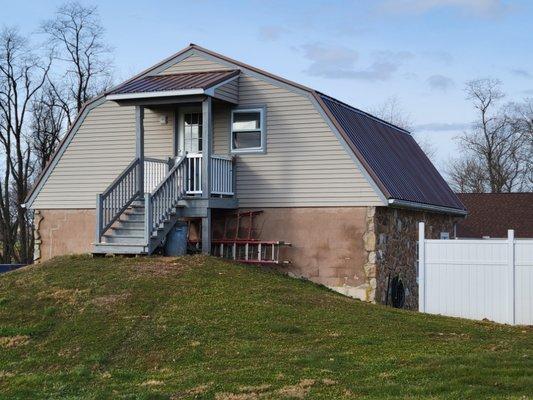 New metal roof on this garage gives it a clean different appearance!! Call for a few estimate today!