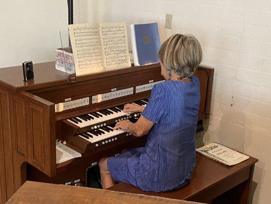 Soothing Sounds of the Organ Revives The Soul