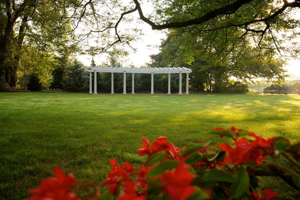 Manor View Pergola for a beautiful outdoor wedding