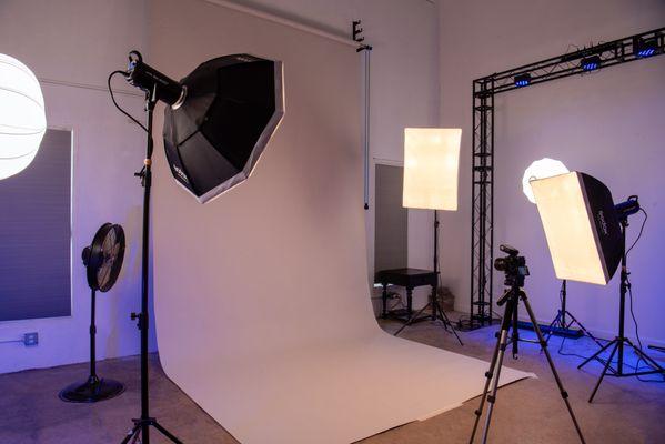 KS1 - Photo Studio, seamless background, speed lights & flashes, screen monitoring station